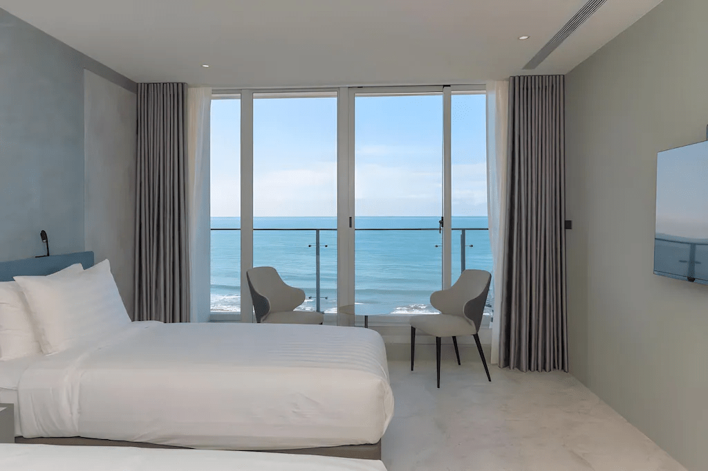 沿著北海岸走進白沙灣，在半島海悅渡假會館的陽台前，把一整片太平洋留給自己