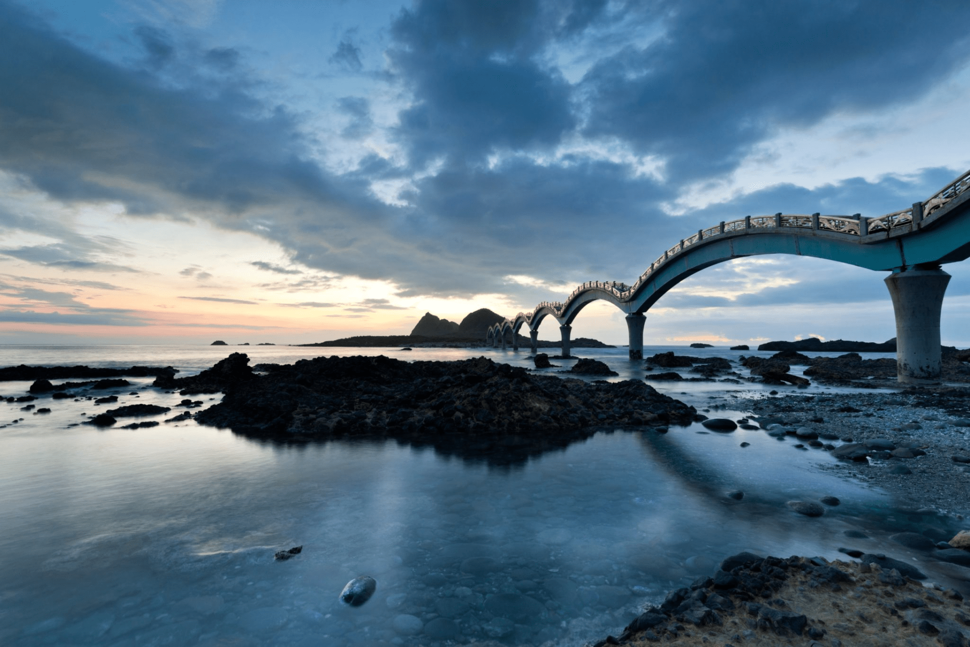 三仙台的清晨景色，陽光與海洋交織出迷人的光影。