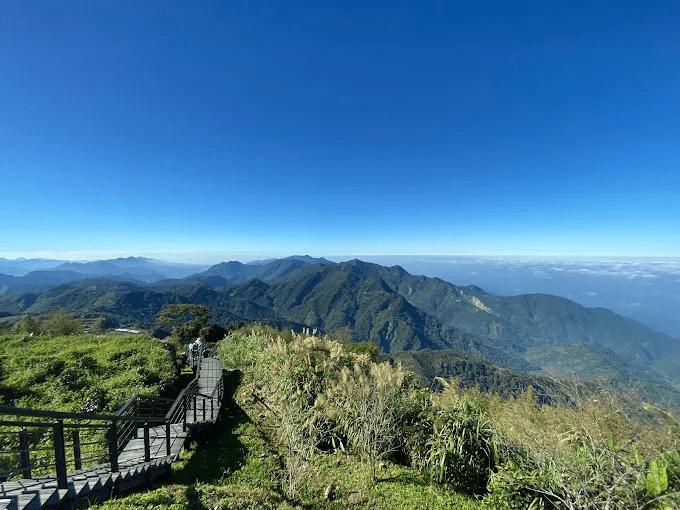 沿著隙頂山腰前行，二延平步道在茶園與稜線之間，鋪開一段等雲的時間