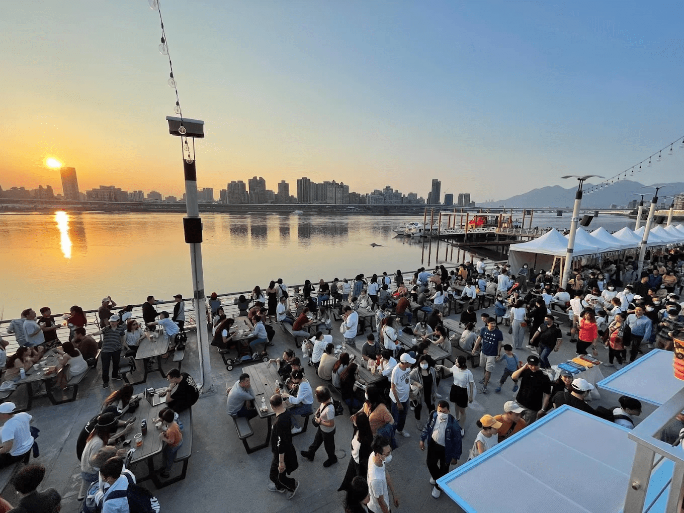 大稻埕碼頭夜景,貨櫃市集的燈光與河岸景致交相輝映。