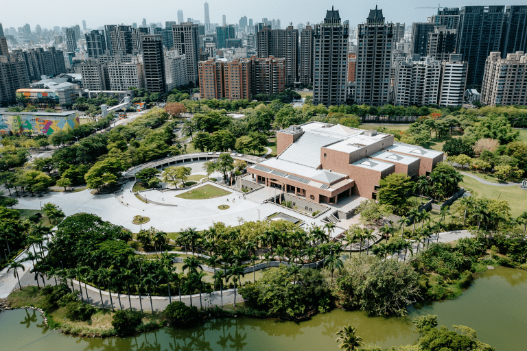 當藝術不只是存在牆上，走進高雄市立美術館，找到屬於自己的慢速節奏