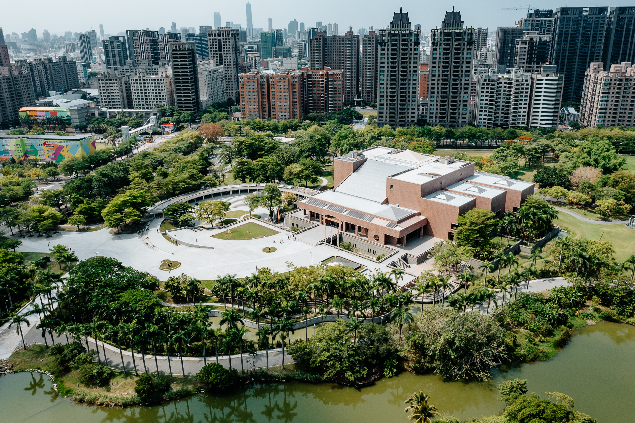 當藝術不只是存在牆上，走進高雄市立美術館，找到屬於自己的慢速節奏