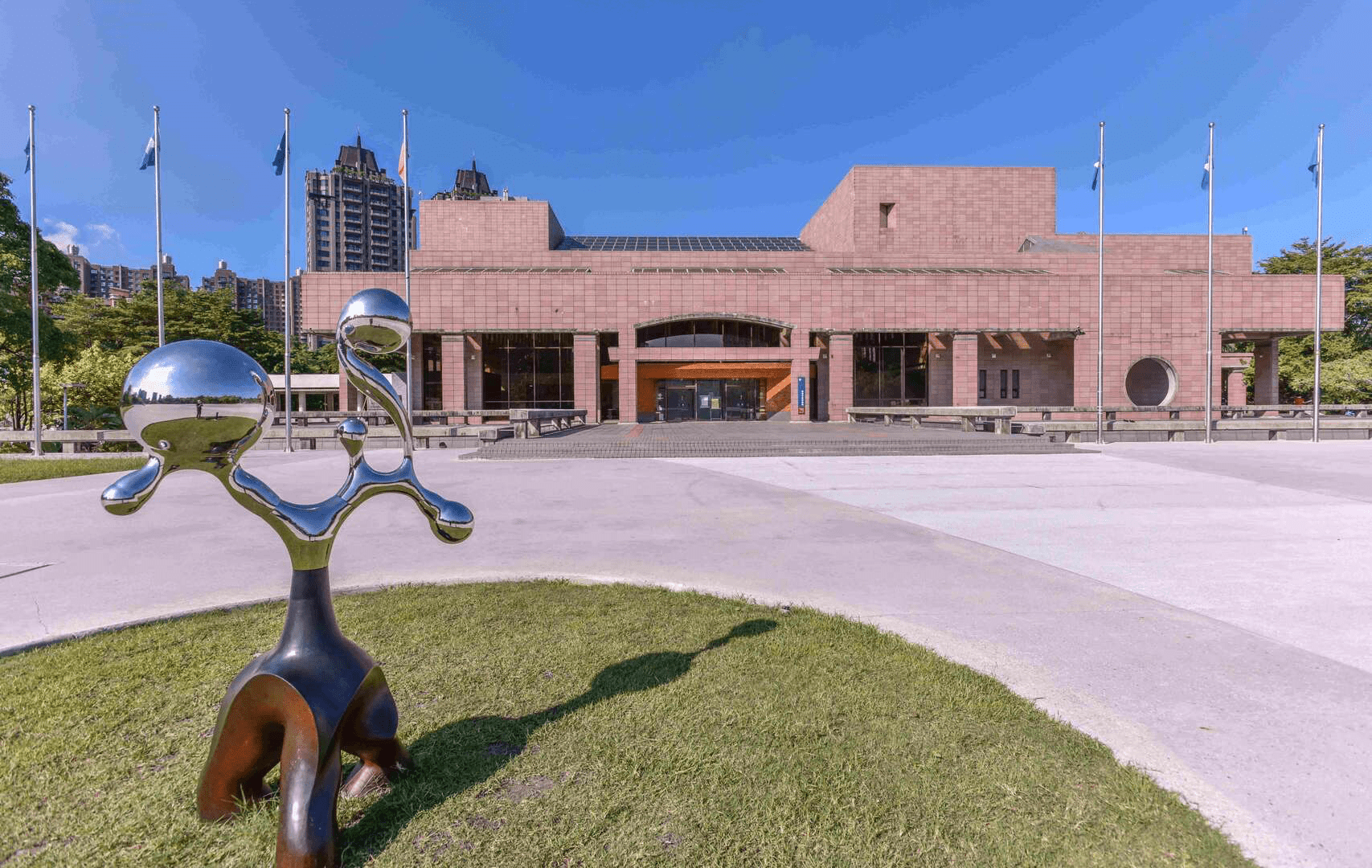 當藝術不只是存在牆上，走進高雄市立美術館，找到屬於自己的慢速節奏