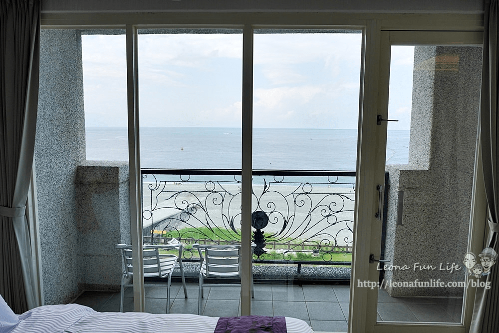 迎星會館豪華四人房內部寬敞空間與海景