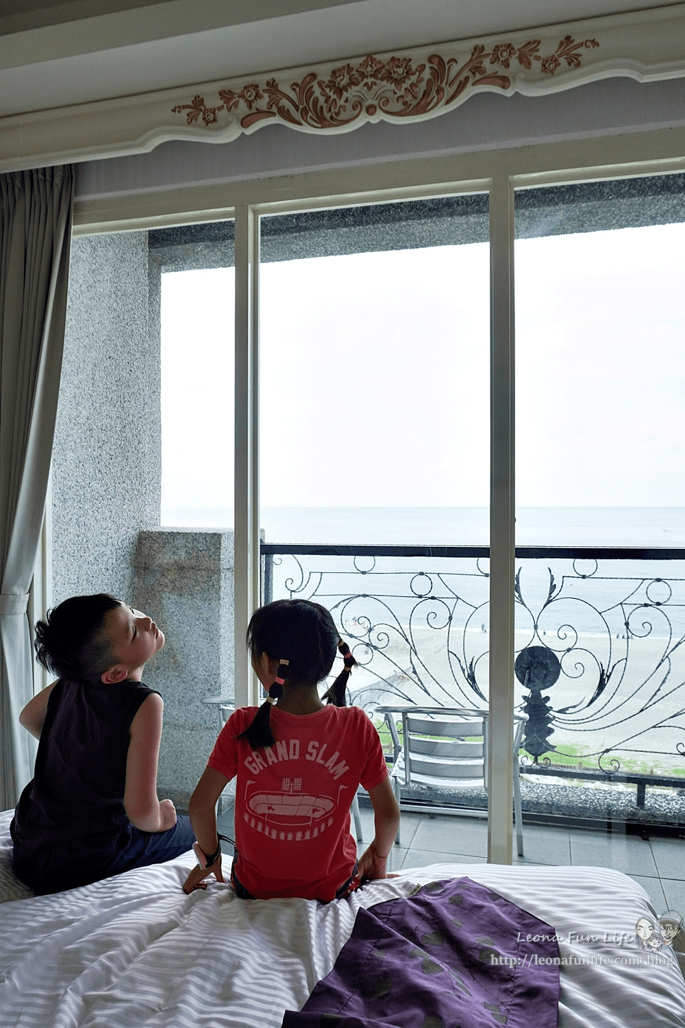 傍晚時分迎星會館與海岸的寧靜氛圍