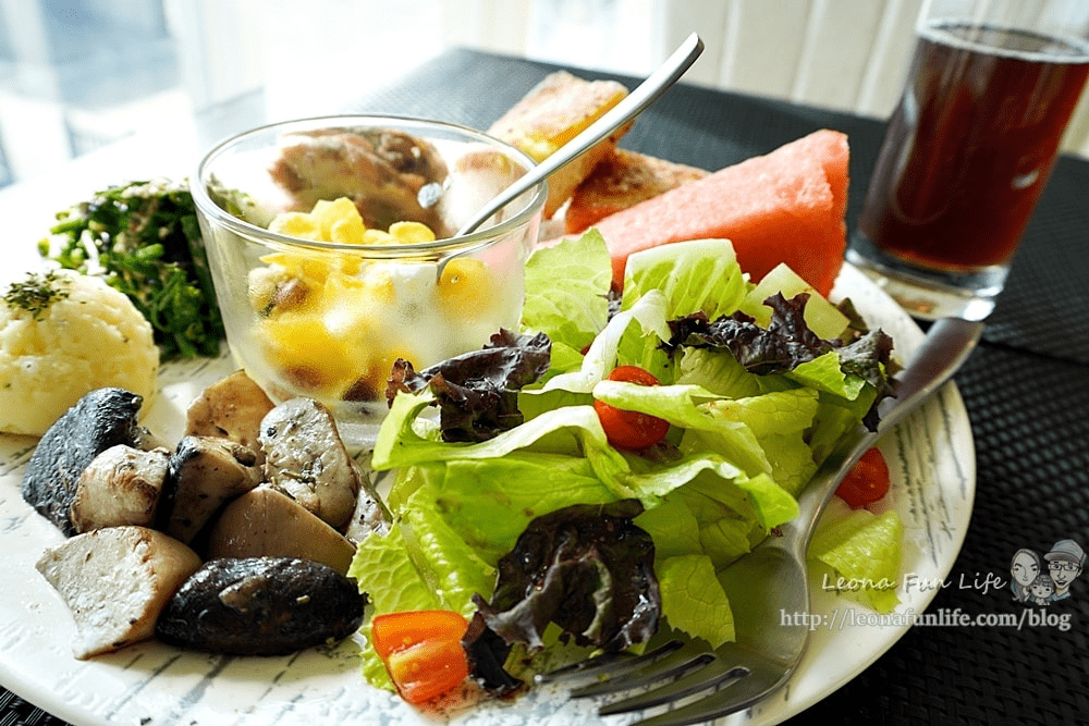 從高處俯瞰迎星會館與七星潭海岸線