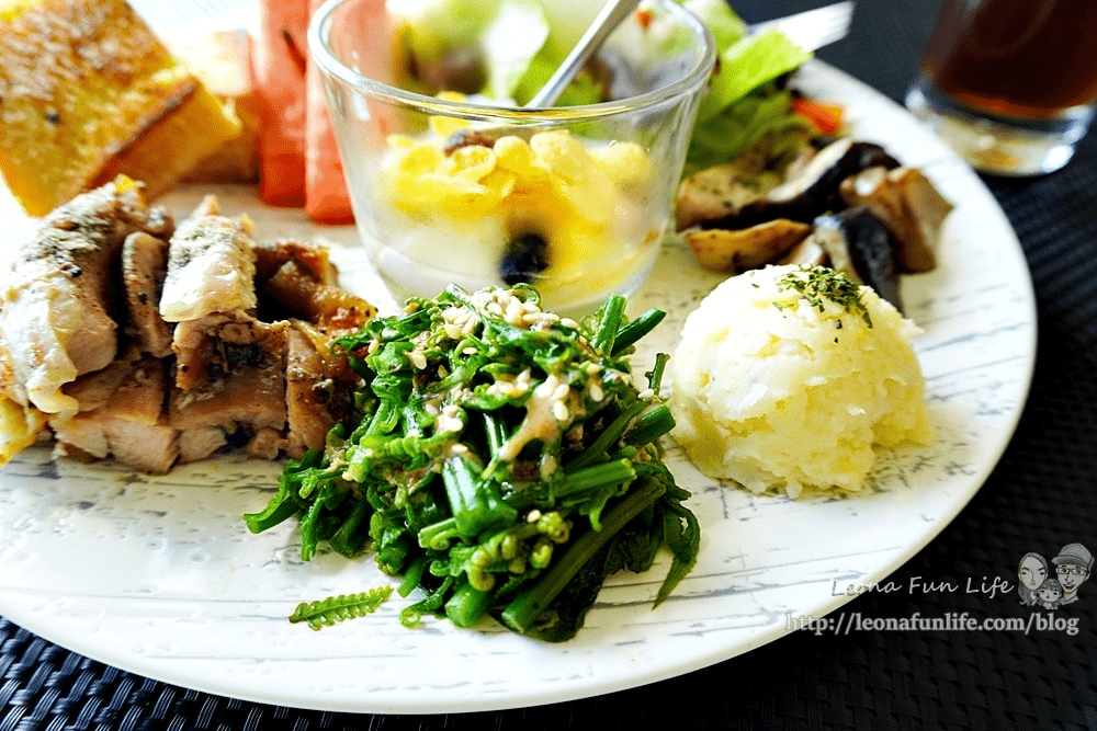 迎星會館周邊的七星潭礫石海灘與清澈海水