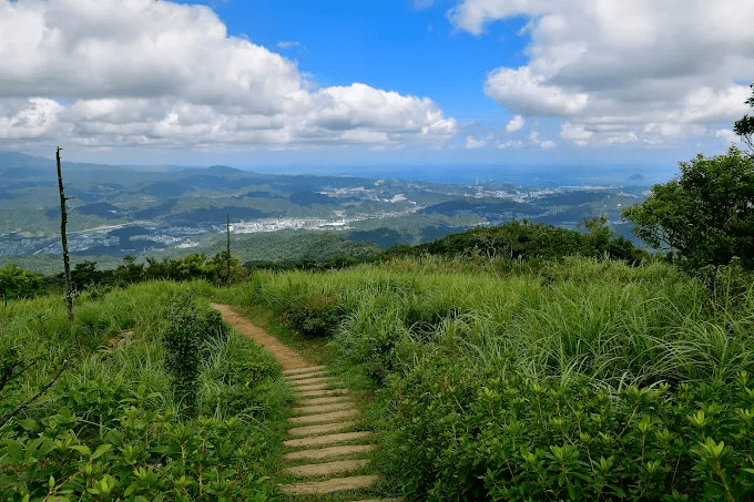 走入基隆步道讓腳步在山頂與海岸之間流動，在不同時段光線裡感受城市與自然交疊的節奏