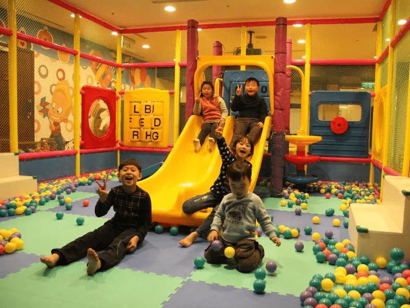 在雲林古坑住進劍湖山渡假大飯店，白天衝主題樂園夜晚看山景慢慢亮起