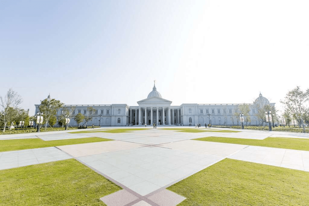 純白宮殿映著午後光影，走進奇美博物館展開一段溫柔而深刻的文化旅程