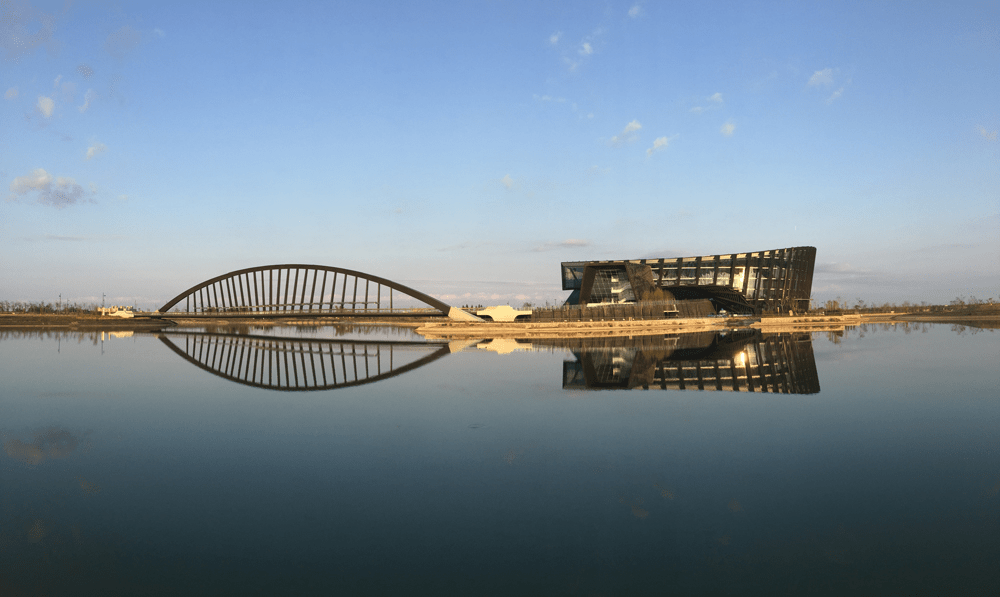 當至美湖倒映白色曲線,故宮南院在南方的天空下寫下一頁亞洲文化詩篇