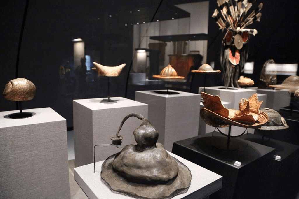 當至美湖倒映白色曲線,故宮南院在南方的天空下寫下一頁亞洲文化詩篇