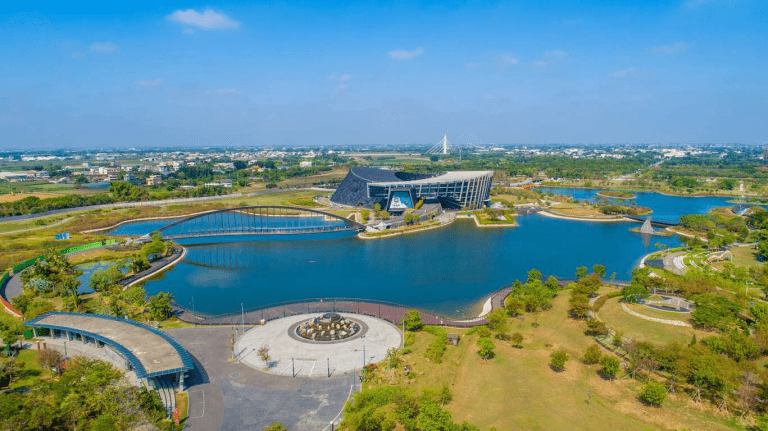 當至美湖倒映白色曲線,故宮南院在南方的天空下寫下一頁亞洲文化詩篇