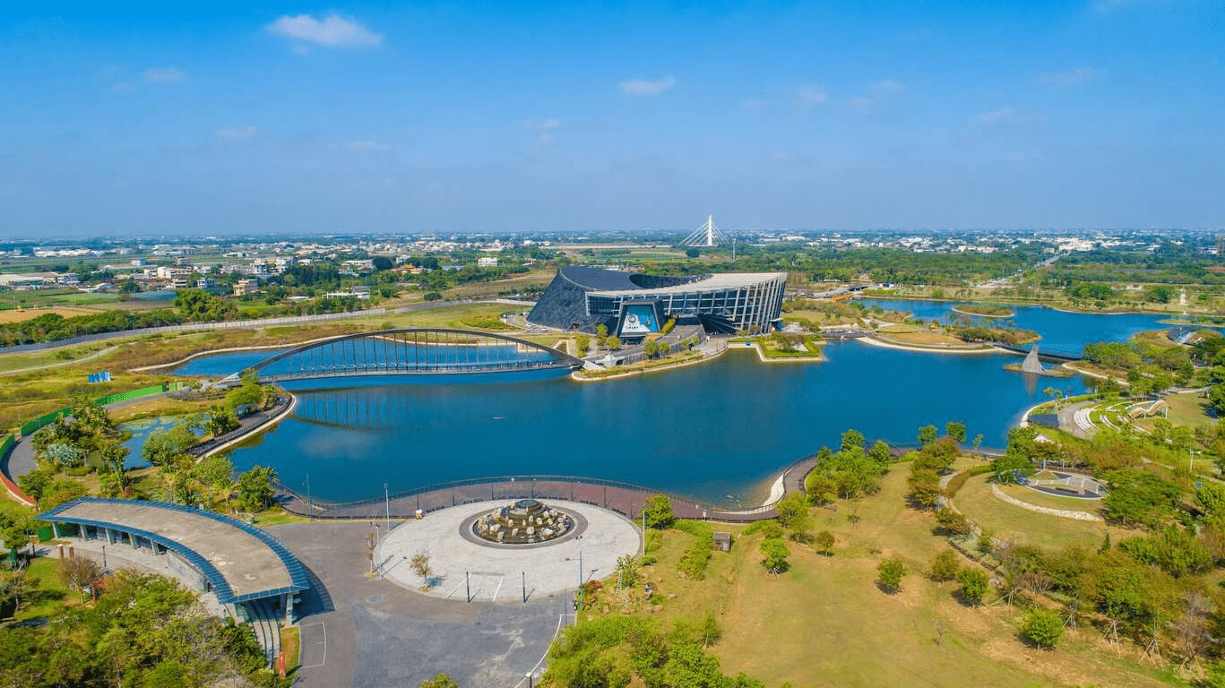 當至美湖倒映白色曲線，故宮南院在南方的天空下寫下一頁亞洲文化詩篇