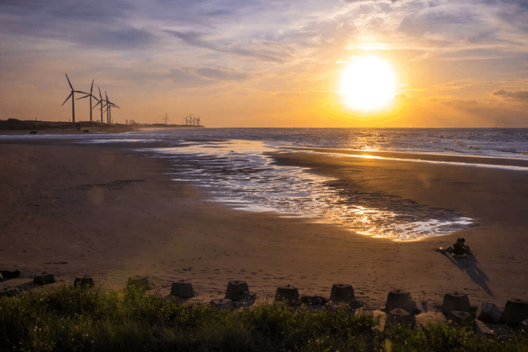 在大溪老街的巴洛克騎樓下漫步，讓桃園的夕陽與河風展開一段溫柔旅程