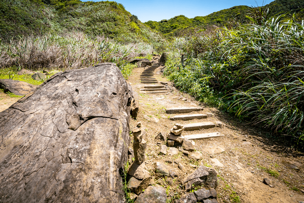 走入基隆步道讓腳步在山頂與海岸之間流動，在不同時段光線裡感受城市與自然交疊的節奏