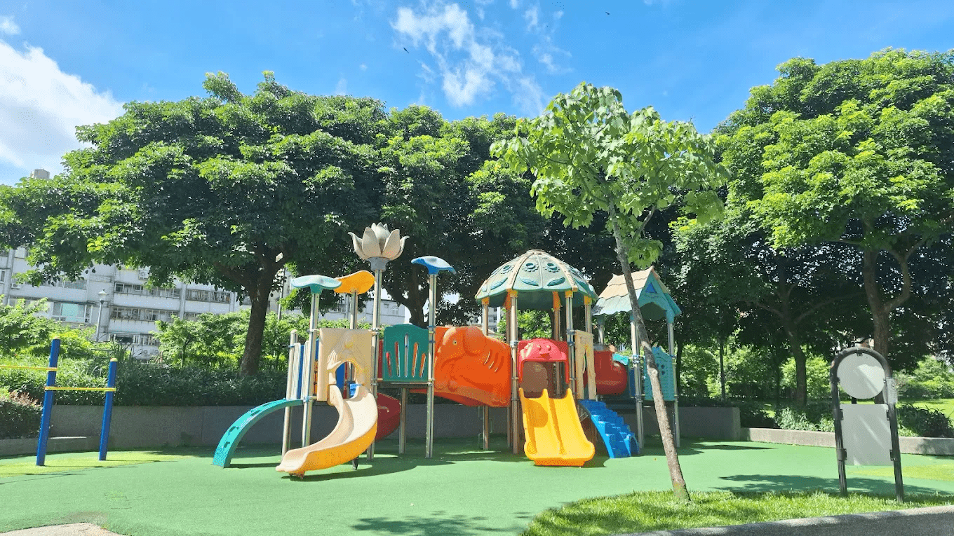 樂活公園兒童遊戲設施與大草坪