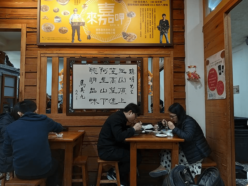 滿滿一鍋的沙鍋魚頭，料多實在，香氣四溢。