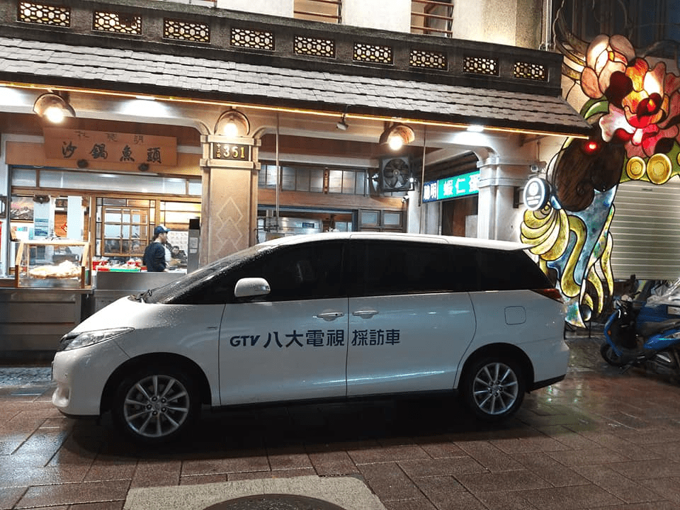 熱騰騰的沙鍋魚頭上桌，香氣瞬間瀰漫整個空間。