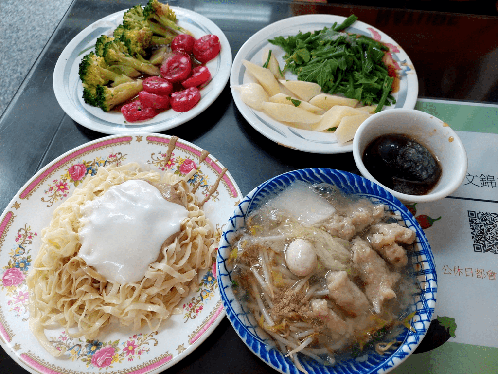 崇文錦魯麵的招牌涼麵，加上美乃滋是嘉義獨有的吃法。