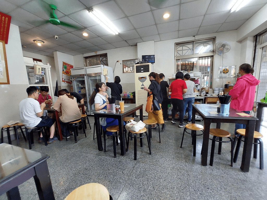 店內環境整潔樸實，充滿了濃濃的人情味。