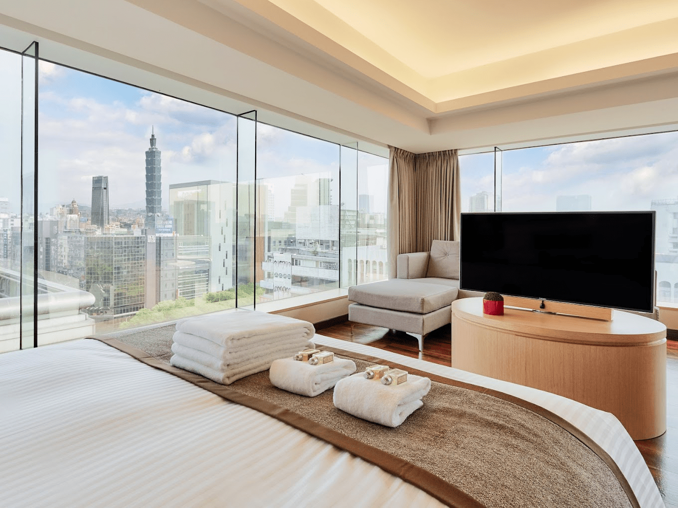 把旅程交給捷運與晨光延伸的方向，台北住宿與城市日常慢慢展開的片刻