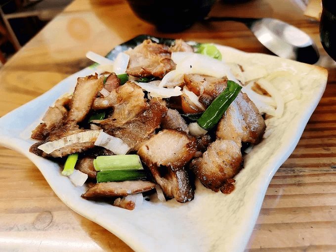 離開台北轉進烏來老街，馬告香與溪谷水聲交錯的一段剛剛好的山城慢行