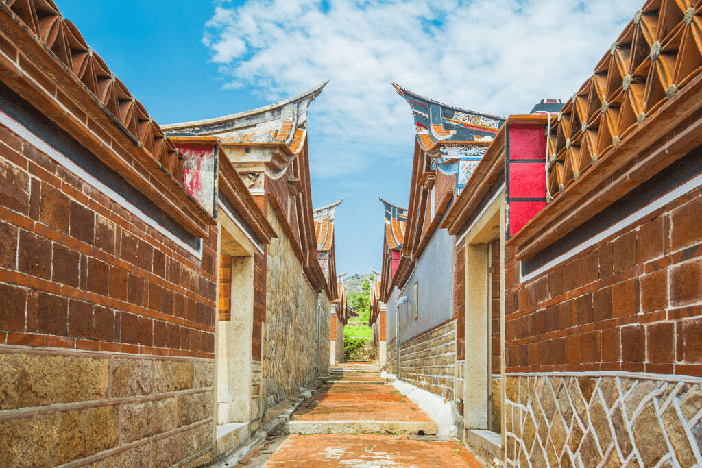 山后民俗文化村整齊排列的燕尾脊，展現出閩南建築的對稱美學。