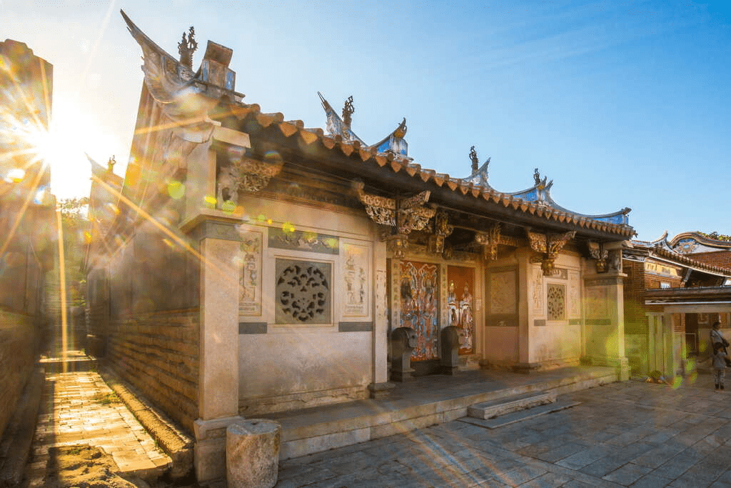 陽光灑落在紅磚牆上，映照出歷史遺留下來的溫度。