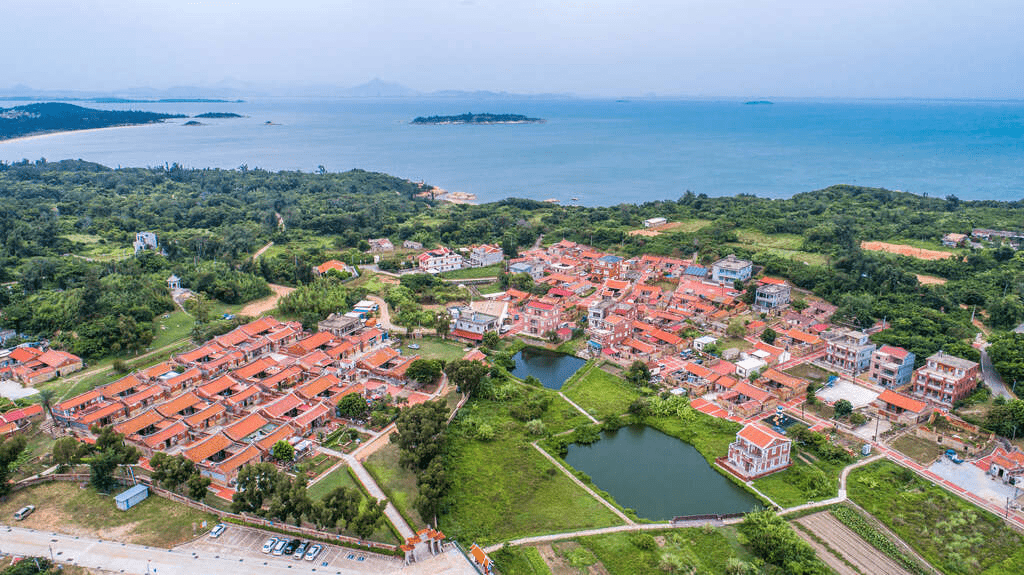 每一處石刻與木雕，都訴說著王氏家族當年的繁榮景象。