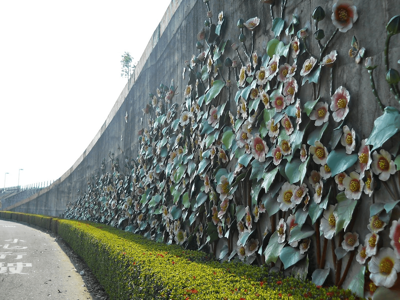 走進新港板陶窯文化園區，在馬賽克拼貼與陶土的氣息裡遇見工藝的日常