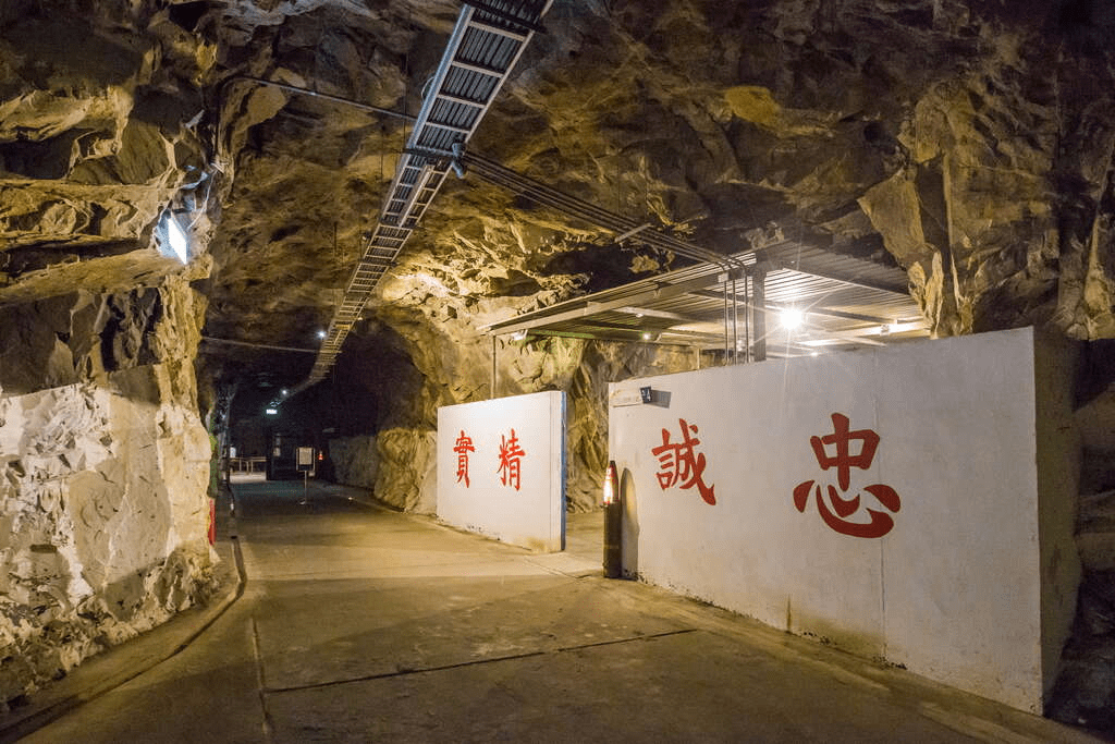 走進金門獅山砲陣地坑道，漫步在八吋榴砲與海風之間聽見戰地歲月回聲