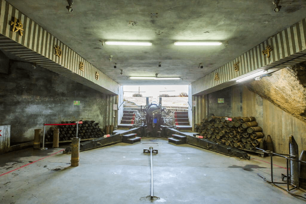 走進金門獅山砲陣地坑道，漫步在八吋榴砲與海風之間聽見戰地歲月回聲