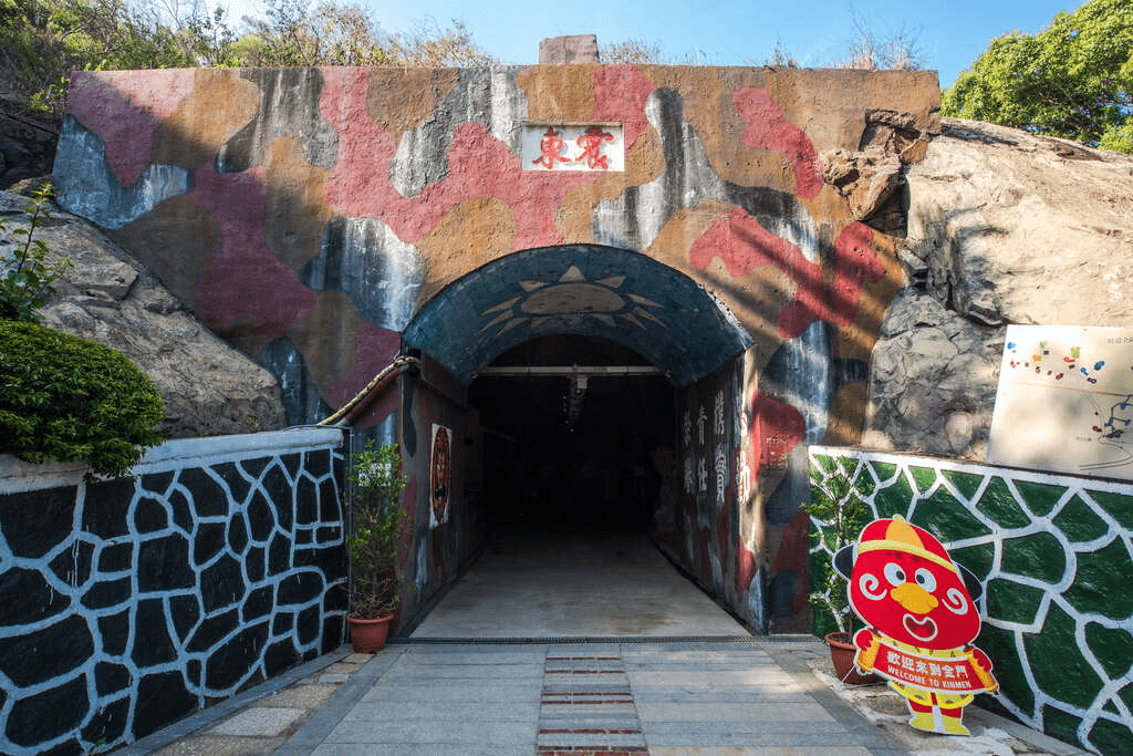 走進金門獅山砲陣地坑道，漫步在八吋榴砲與海風之間聽見戰地歲月回聲