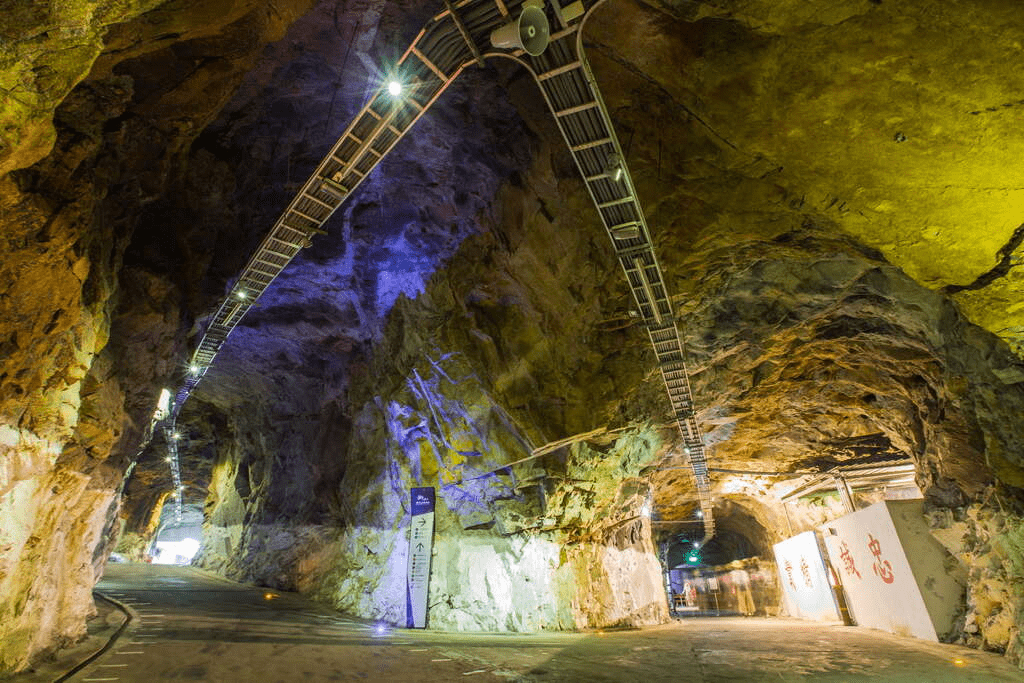 走進金門獅山砲陣地坑道，漫步在八吋榴砲與海風之間聽見戰地歲月回聲