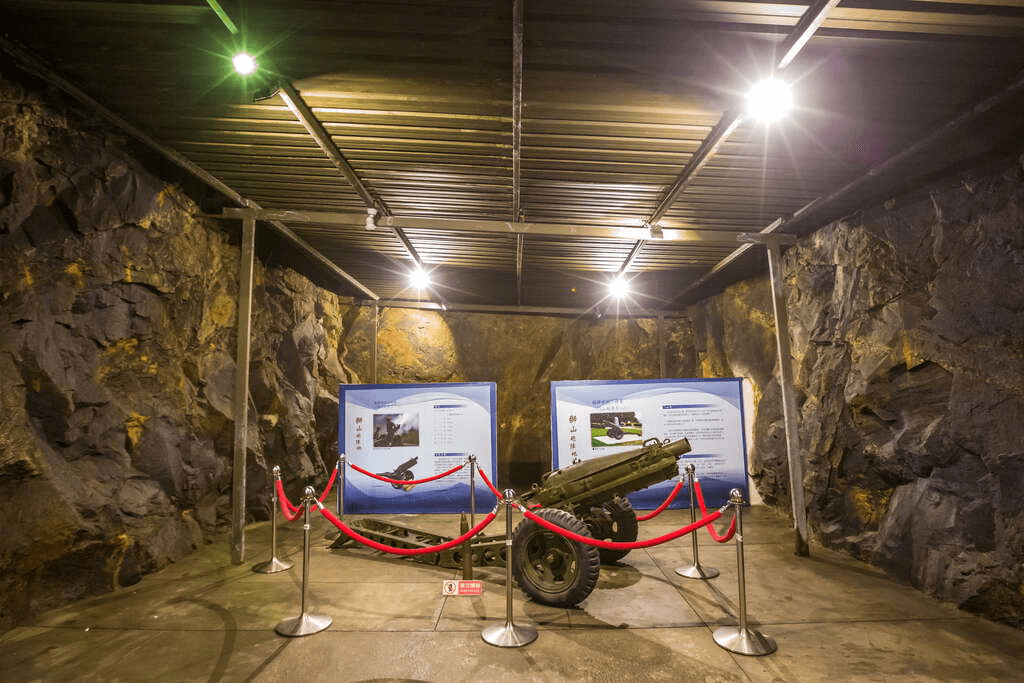 走進金門獅山砲陣地坑道，漫步在八吋榴砲與海風之間聽見戰地歲月回聲