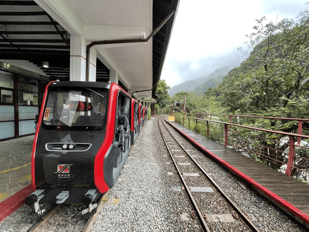 離開台北轉進烏來老街，馬告香與溪谷水聲交錯的一段剛剛好的山城慢行