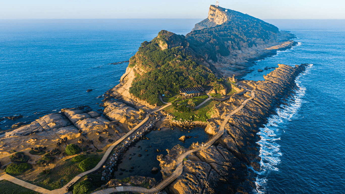 在野柳女王頭前靜靜停留，讓海蝕地形與浪濤聲陪你一段屬於歲月的故事