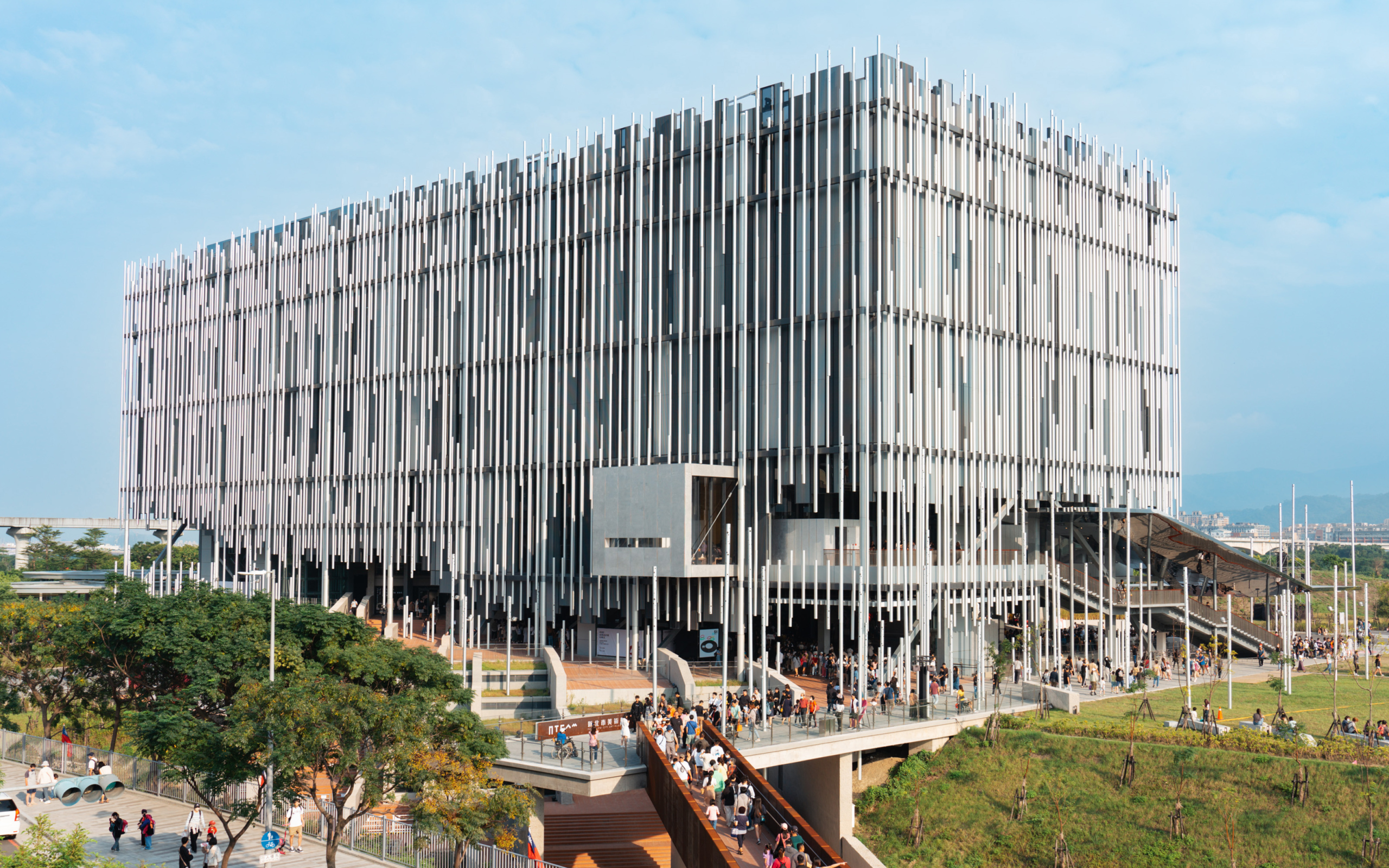 在鶯歌河岸的午後走進新北市立美術館，讓建築光影與草地風景慢慢展開