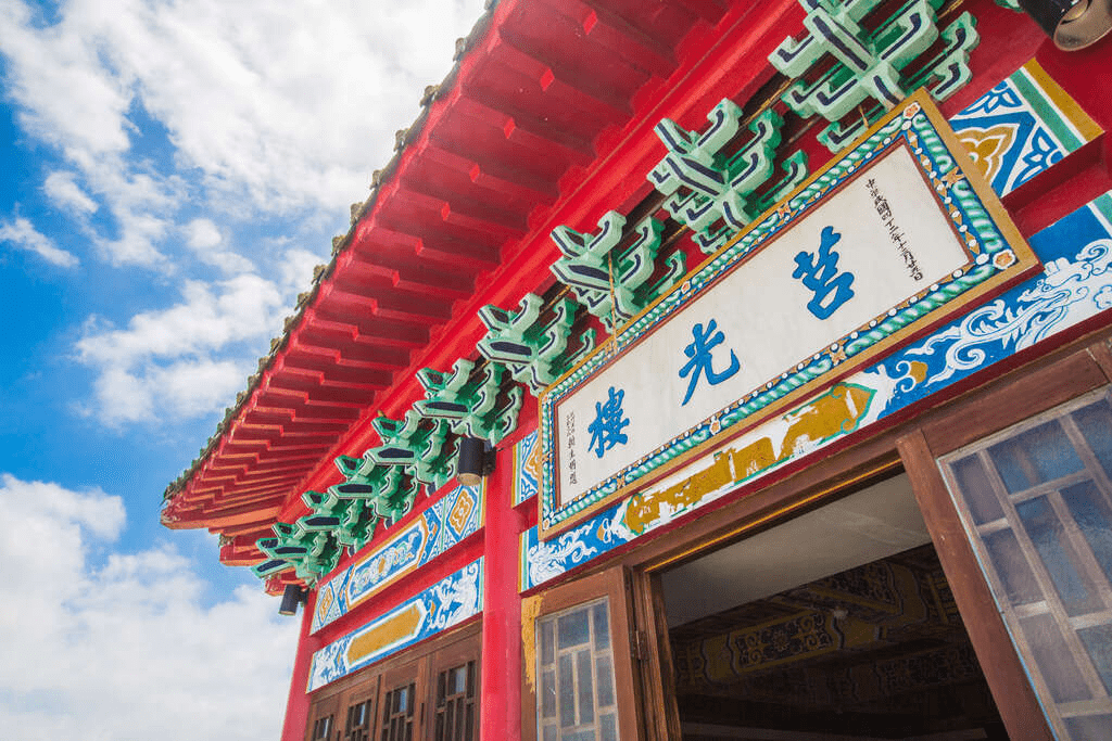 在夕陽餘暉映照下登上莒光樓，看金城街景與遠方海岸線交織的溫柔風景