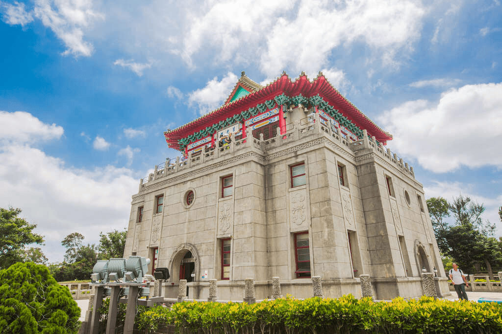在夕陽餘暉映照下登上莒光樓,看金城街景與遠方海岸線交織的溫柔風景