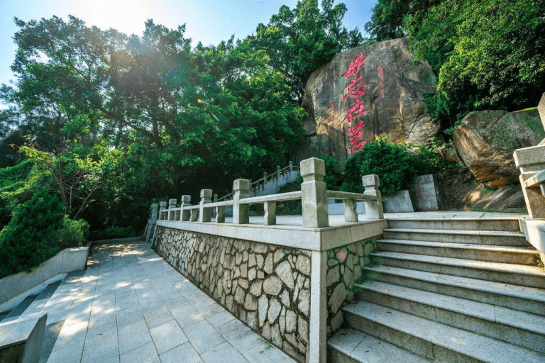 走上金門太武山風景區，在林蔭與海風之間，看見整座島嶼的遼闊與記憶