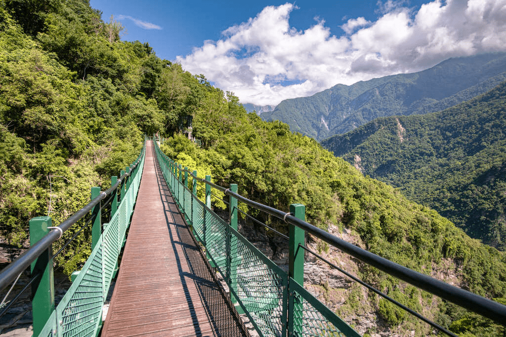 在拉庫拉庫溪谷上緩步前行，走進花蓮瓦拉米步道的森林時光與山屋靜夜