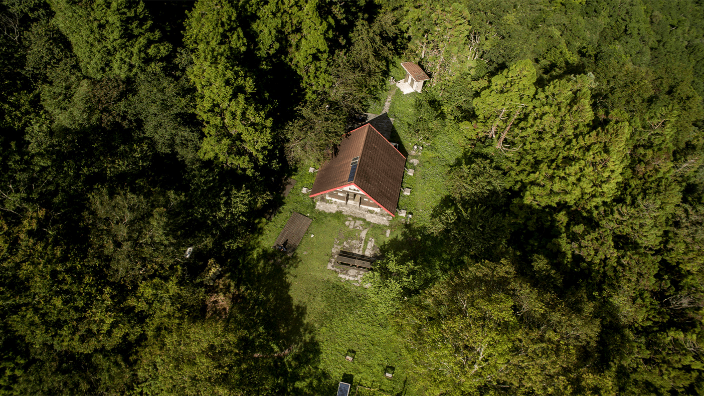 在拉庫拉庫溪谷上緩步前行，走進花蓮瓦拉米步道的森林時光與山屋靜夜