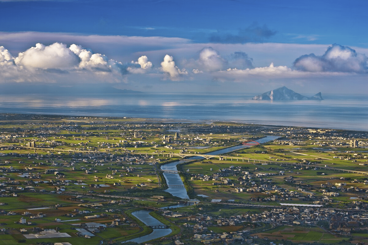 在河流與草地之間慢慢生活,宜蘭冬山河生態綠舟的鐵道風景與水岸時光