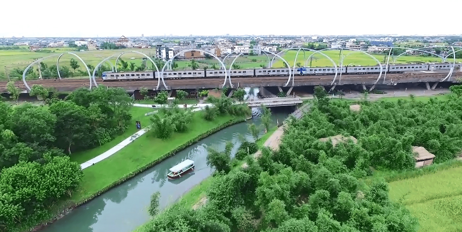 在河流與草地之間慢慢生活,宜蘭冬山河生態綠舟的鐵道風景與水岸時光