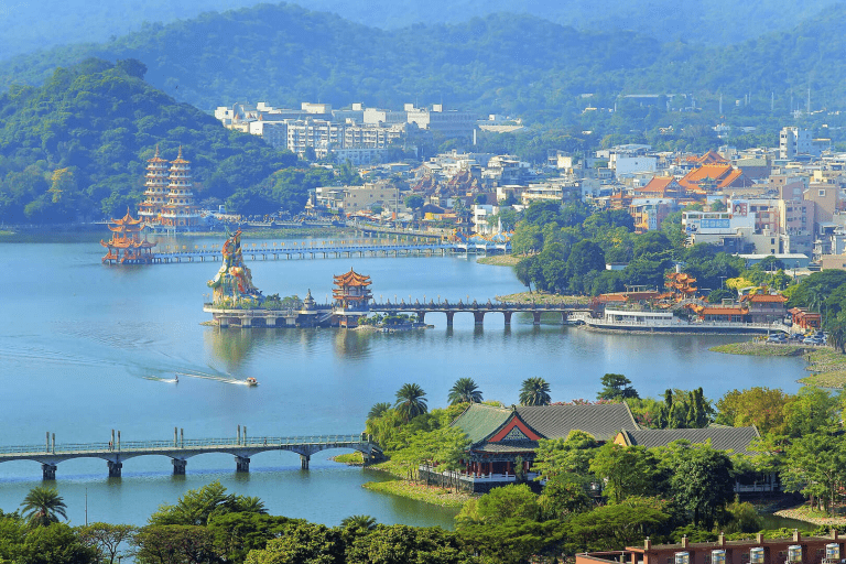 九曲橋轉了幾個彎，湖面就多了一層光，高雄左營蓮池潭龍虎塔的慢時光