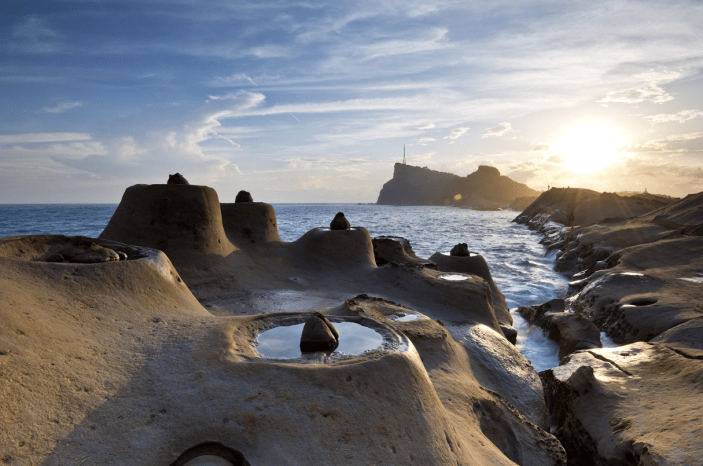 野柳地質公園的女王頭是台灣地標，展現了大自然風化作用的神奇。