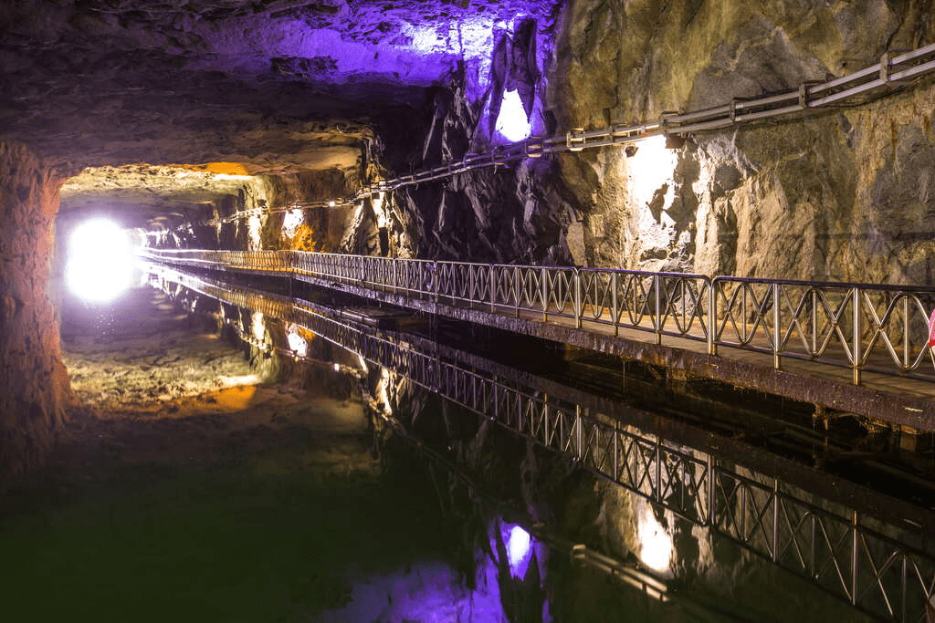 翟山坑道在花崗岩岩壁與鏡面水道間,聽見金門戰地歲月留下的靜默回聲