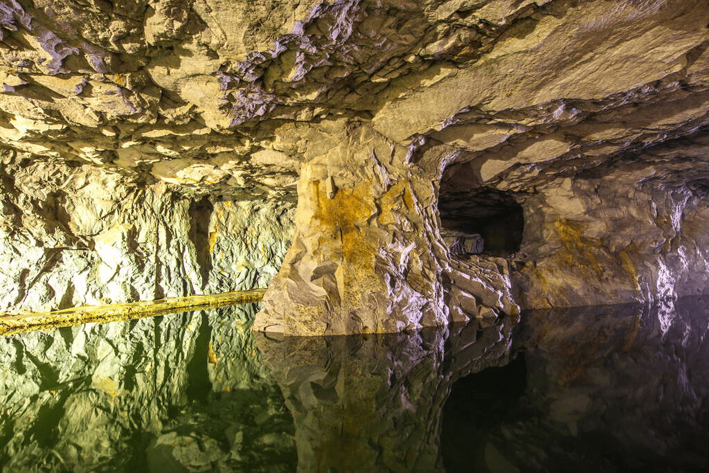 翟山坑道在花崗岩岩壁與鏡面水道間,聽見金門戰地歲月留下的靜默回聲
